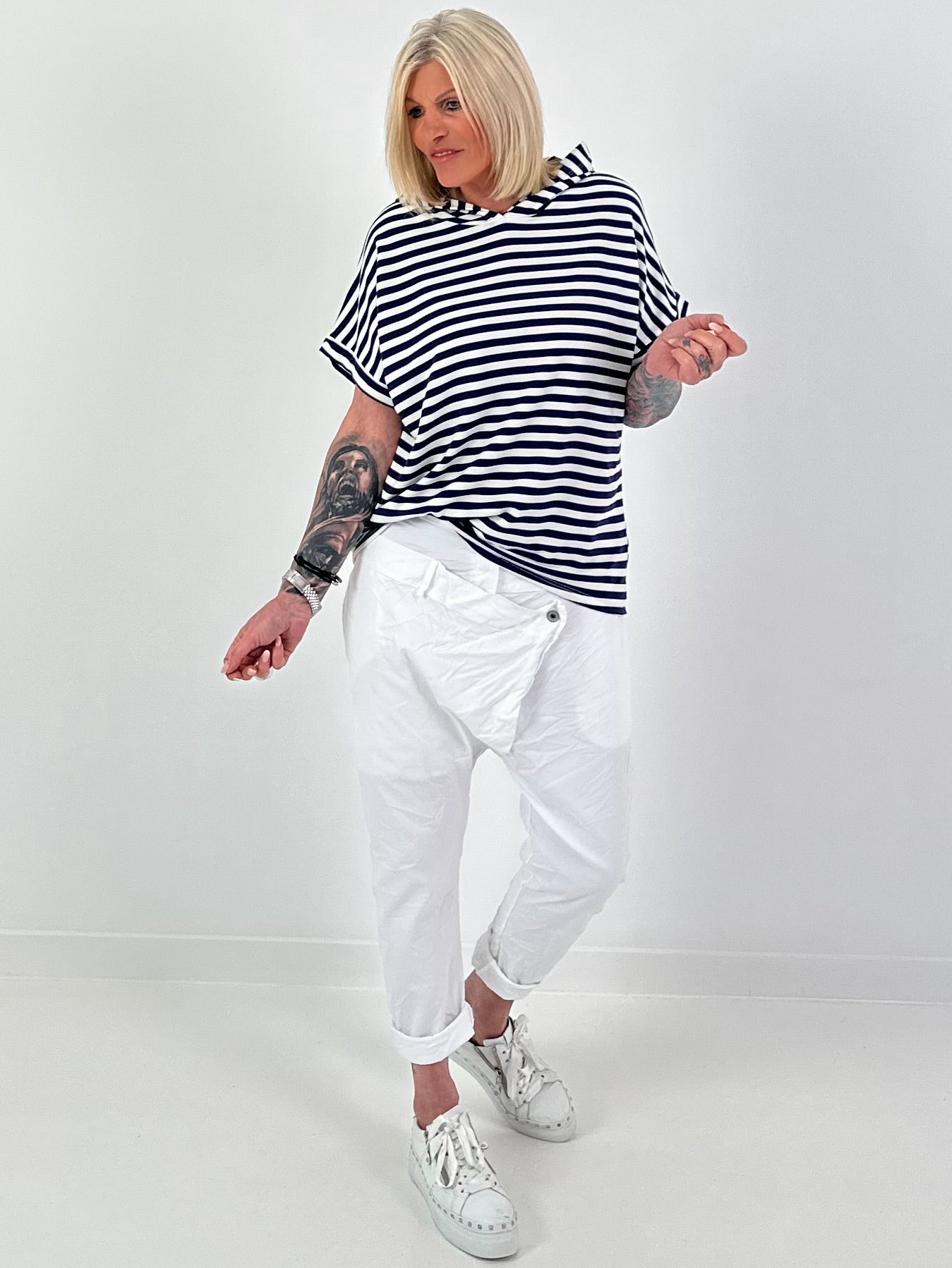 T-Shirt mit Kapuze und Streifenmuster - dunkelblau-weiss