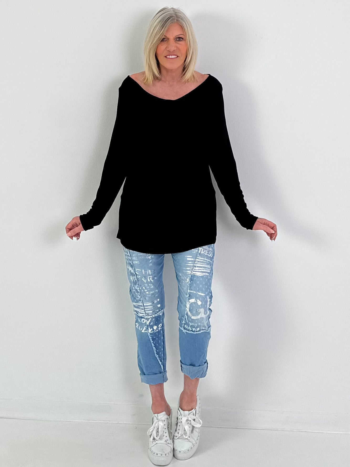 Zwarte blouse met watervalhals.