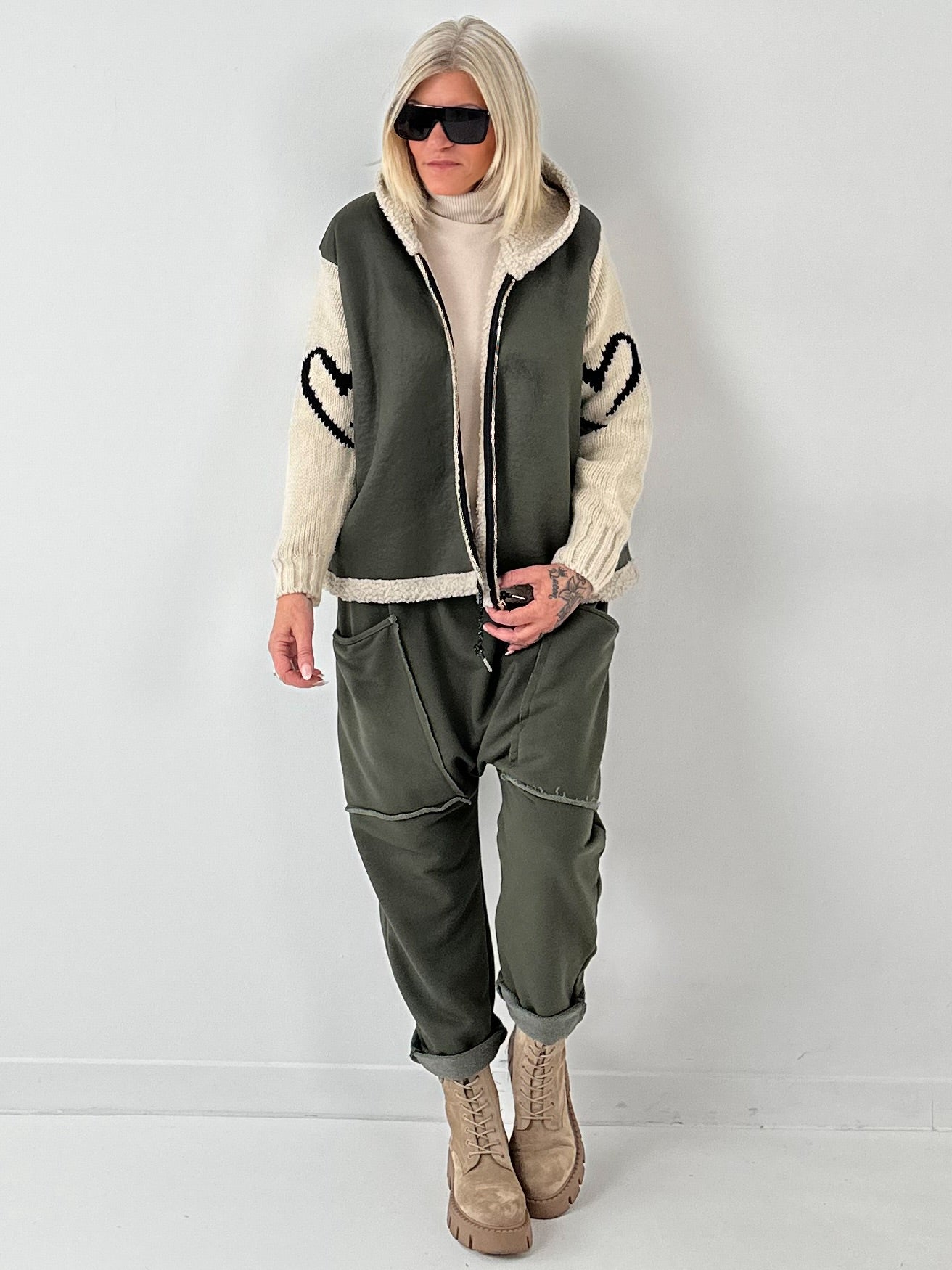 Imitatie lamsnappajas met gebreide mouwen model "Jana" - olijfgroen