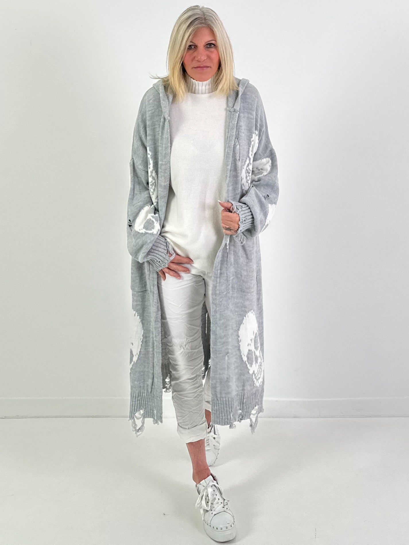 Oversized Strickmantel mit Kapuze Modell "Skull" - grau-weiss