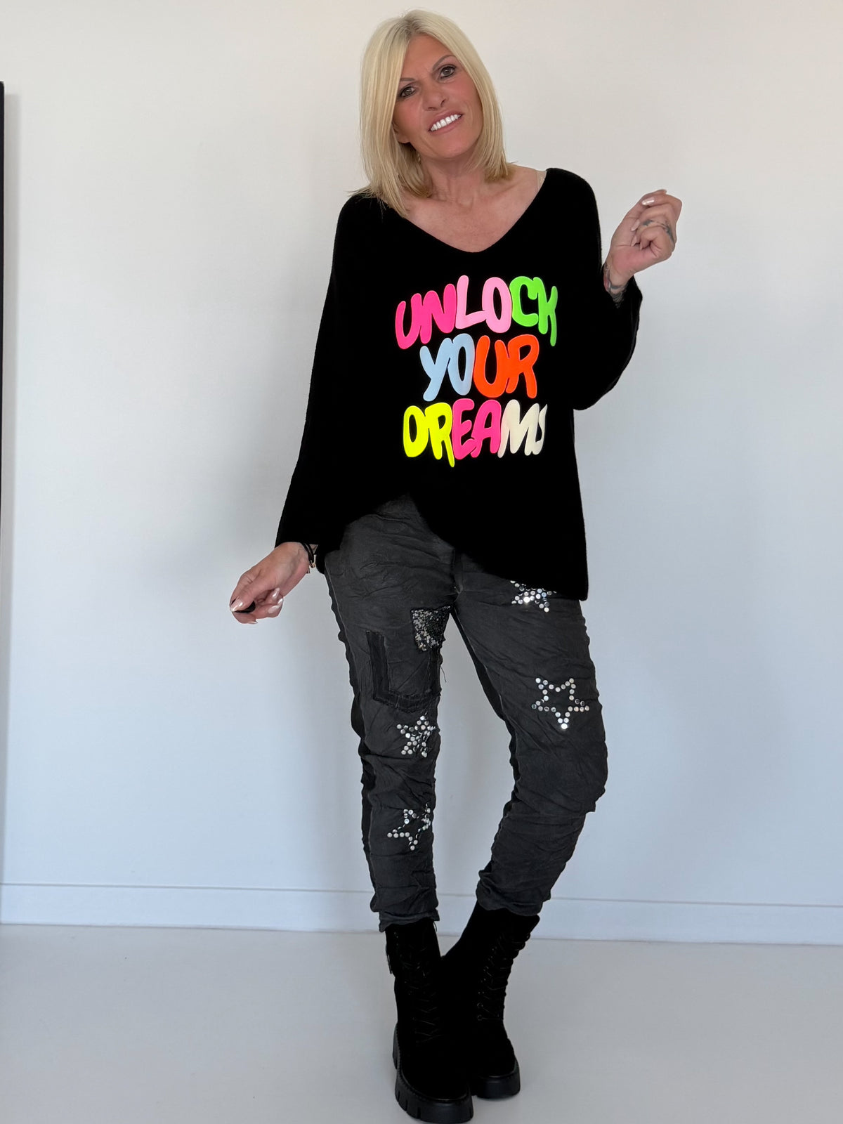 V-hals trui Unlock Your Dreams - zwart-meerkleurig