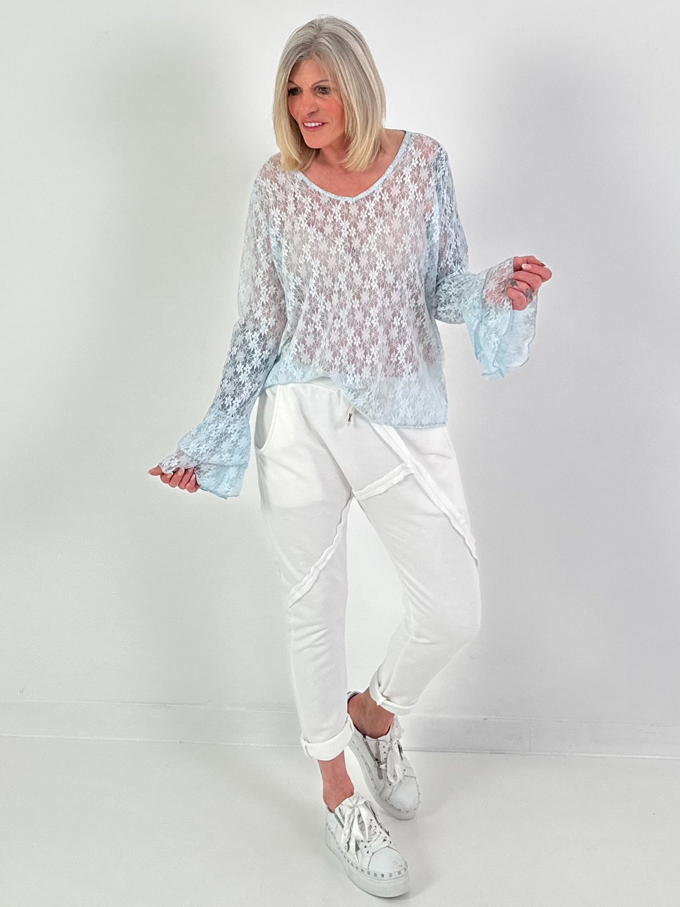 Bloemenkanten blouse - lichtblauw