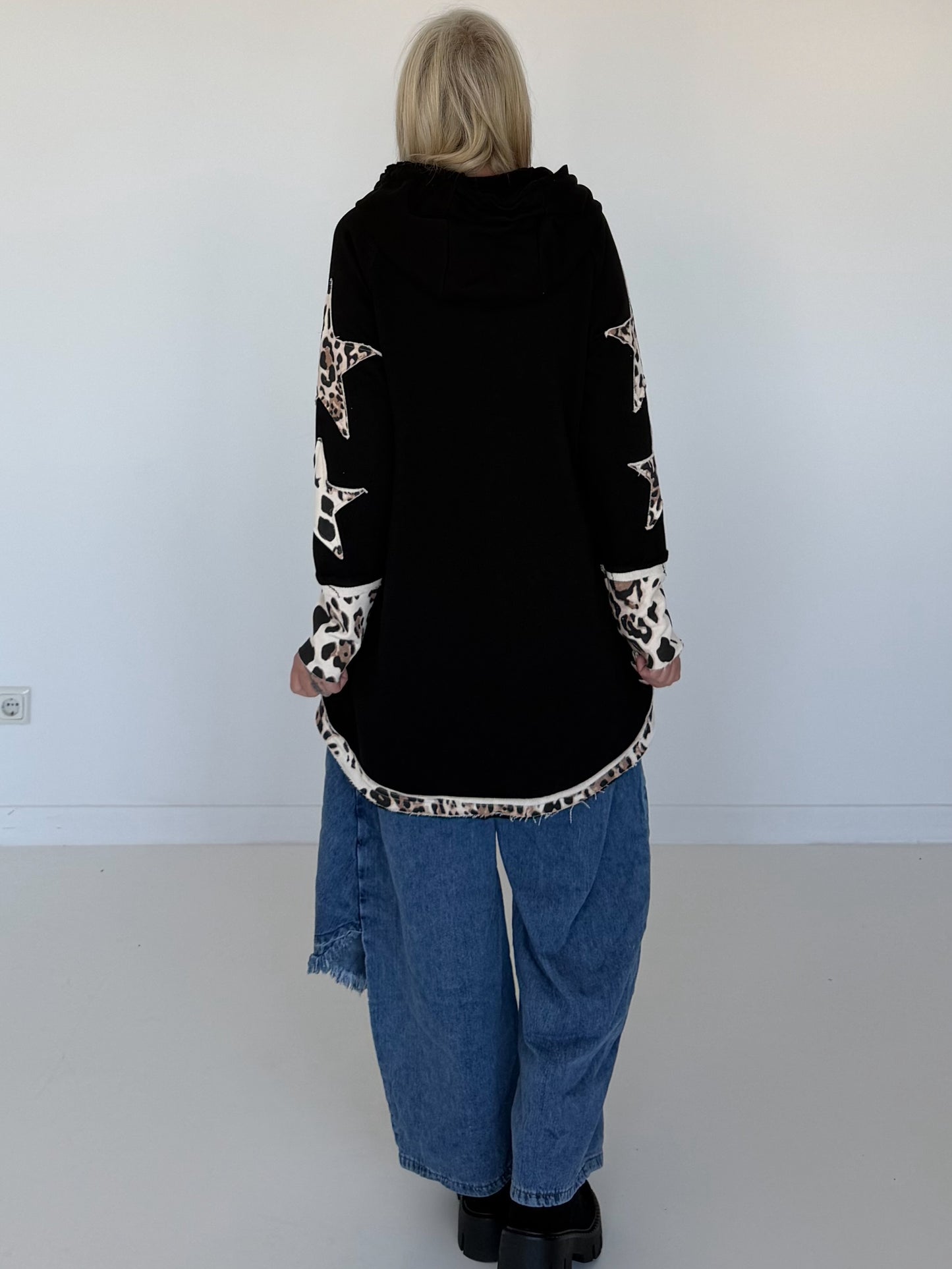 Hoodie mit Kängurutasche und trendigen Leo Sternelementen - schwarz