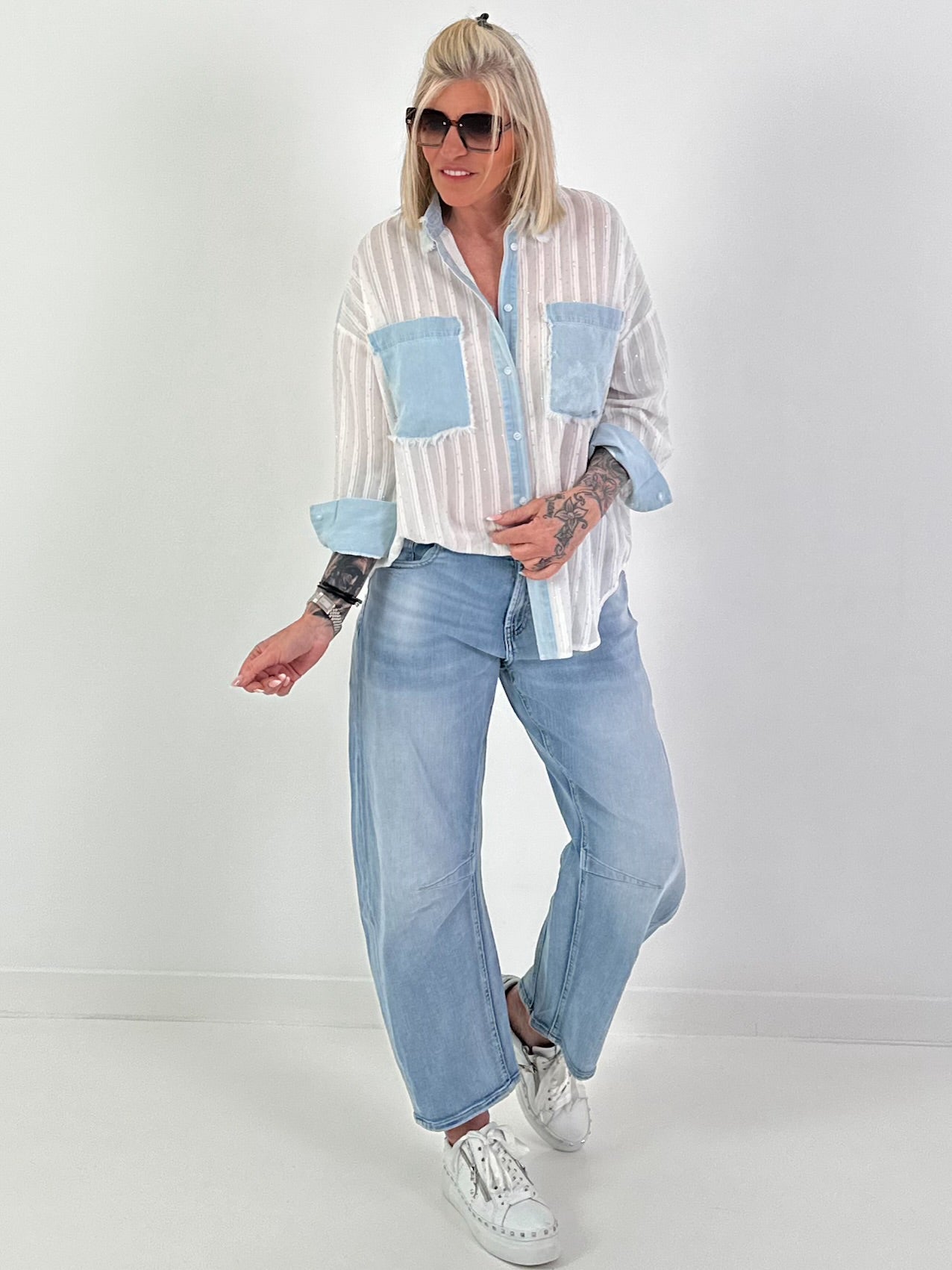 Bluse mit Strasssteinen und Denim-Details - weiss-denim