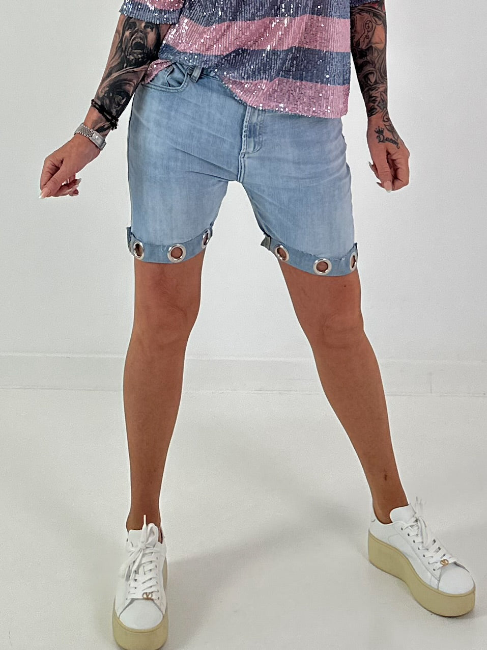 Jeansshort mit Ösen-Abschlüssen - hellblau