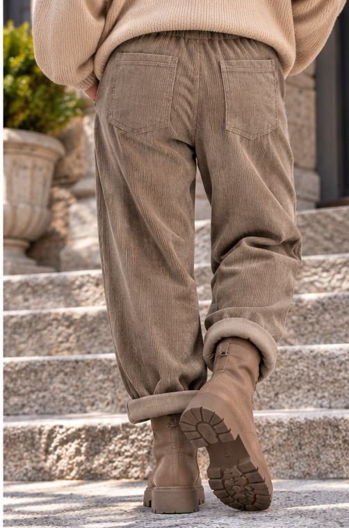 Cordhose mit großen Taschen und Gürtel - taupe ( lieferbar ab ca. 03.11.26)
