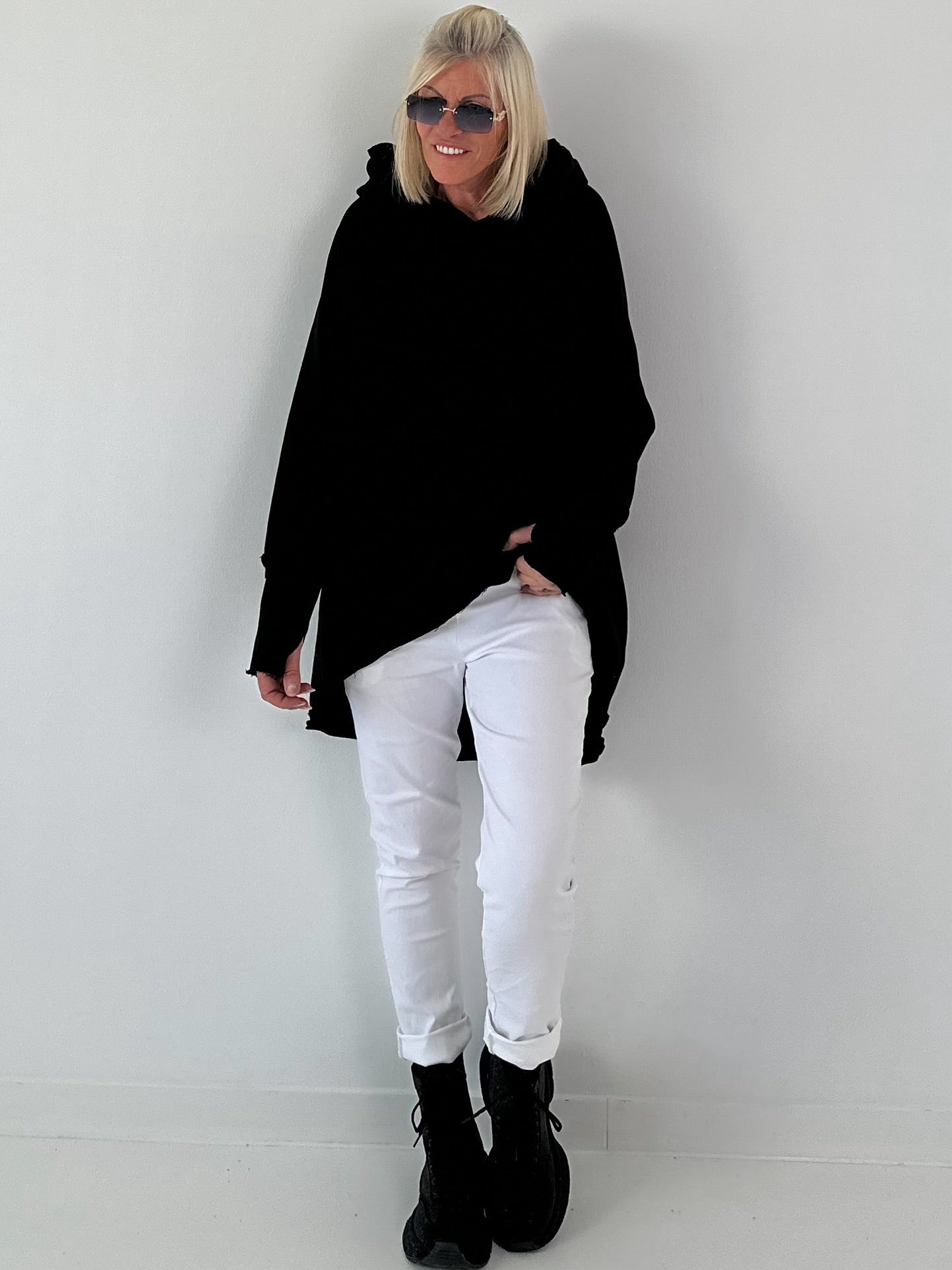 Lässiger Long Hoodie mit Daumenloch - schwarz ( lieferbar ab ca. 16.07.26)