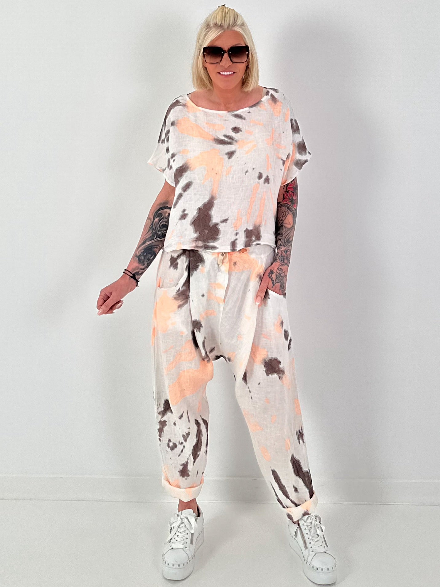 Short linen shirt with batik pattern - white-neon orange-dark brown