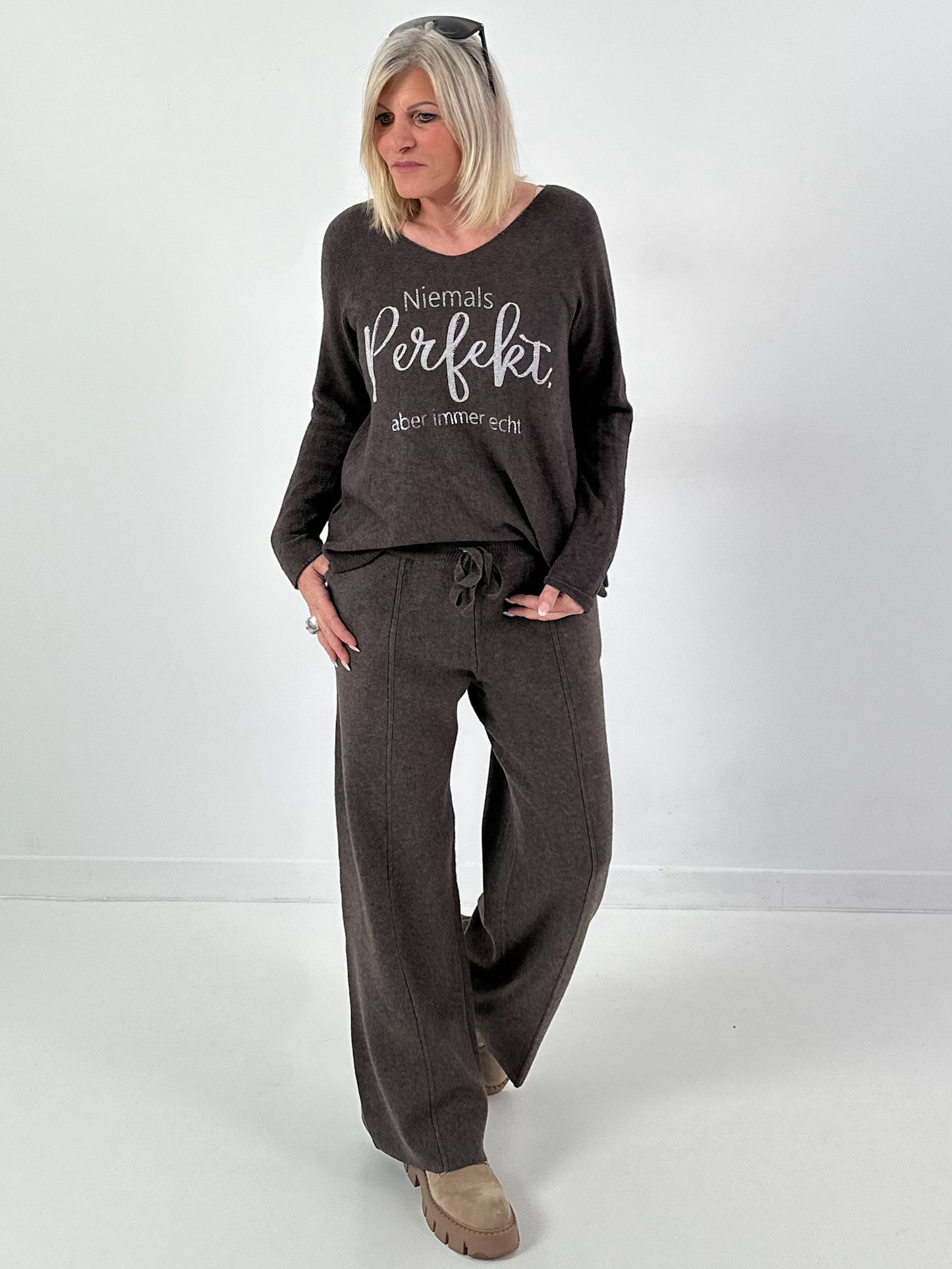 V-hals pullover model "Always Authentic" - koffie