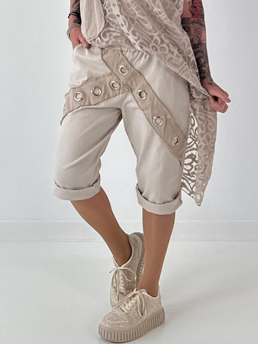 Kurze Hose mit Jeanselementen und Ösen - beige