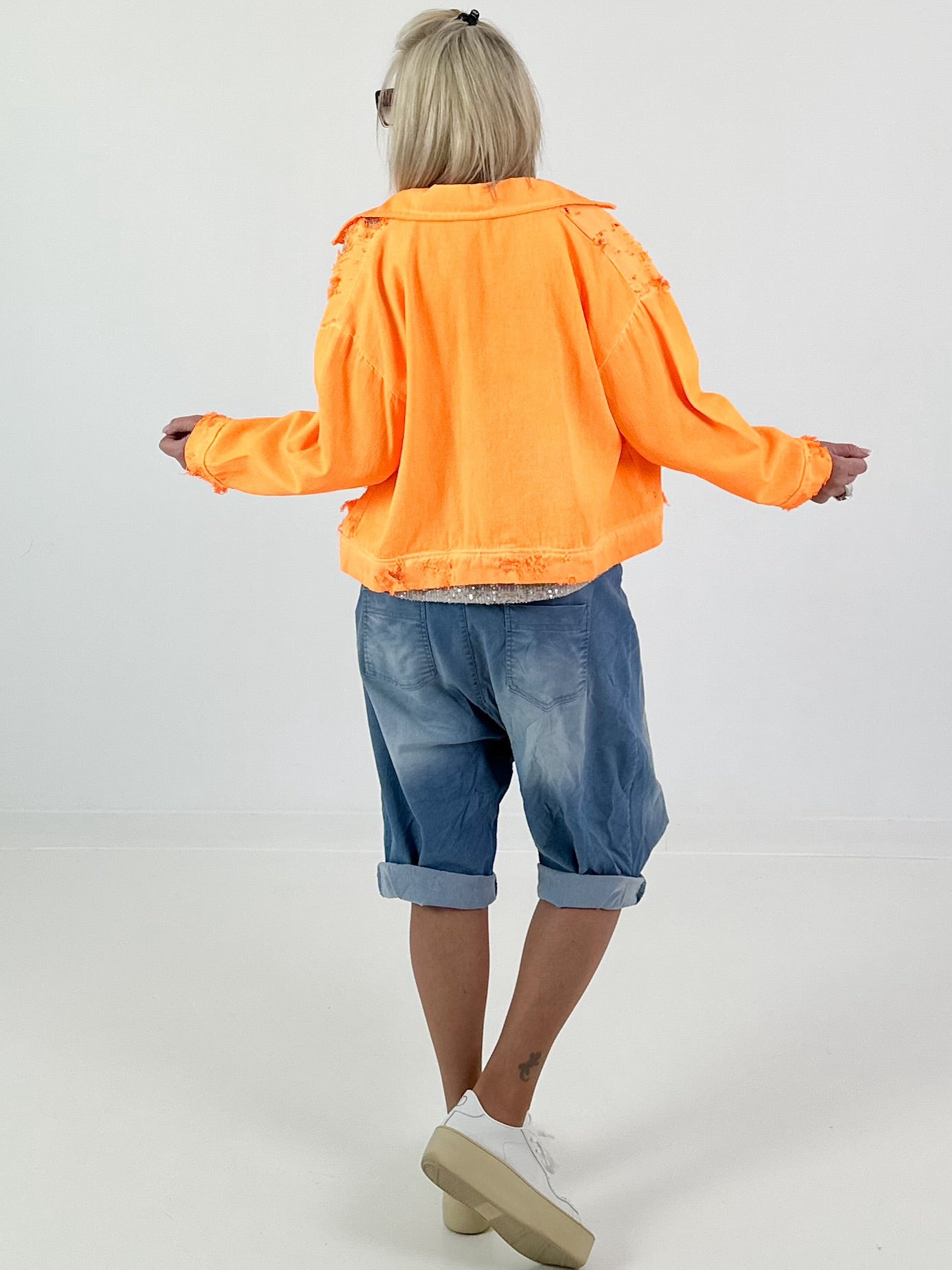 Jeansjacke in Destroyed Optik - neonorange