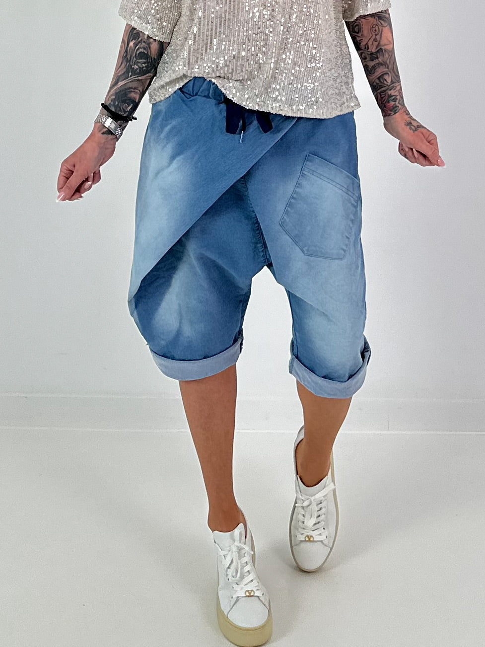 Kurze Jeansbaggy mit Überwurf - blau