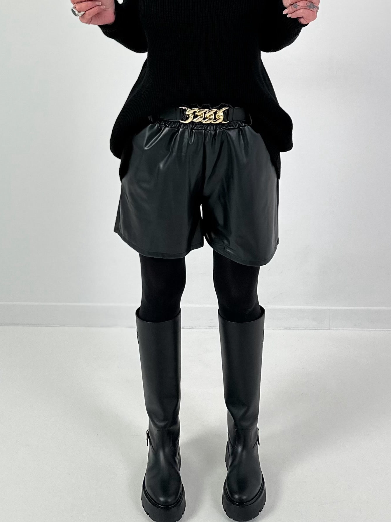 Shorts in Lederoptik Modell "Chain Affair" - schwarz