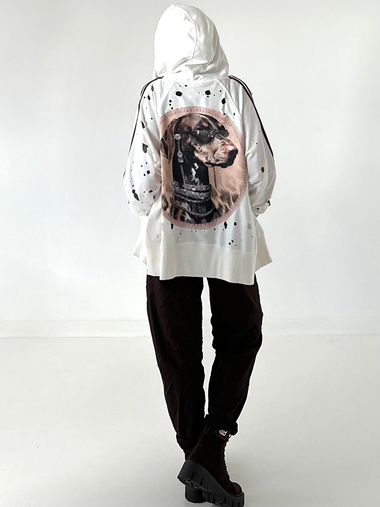 Stylische Sweatshirt Jacke mit großem Rückenpatch Dog - weiss