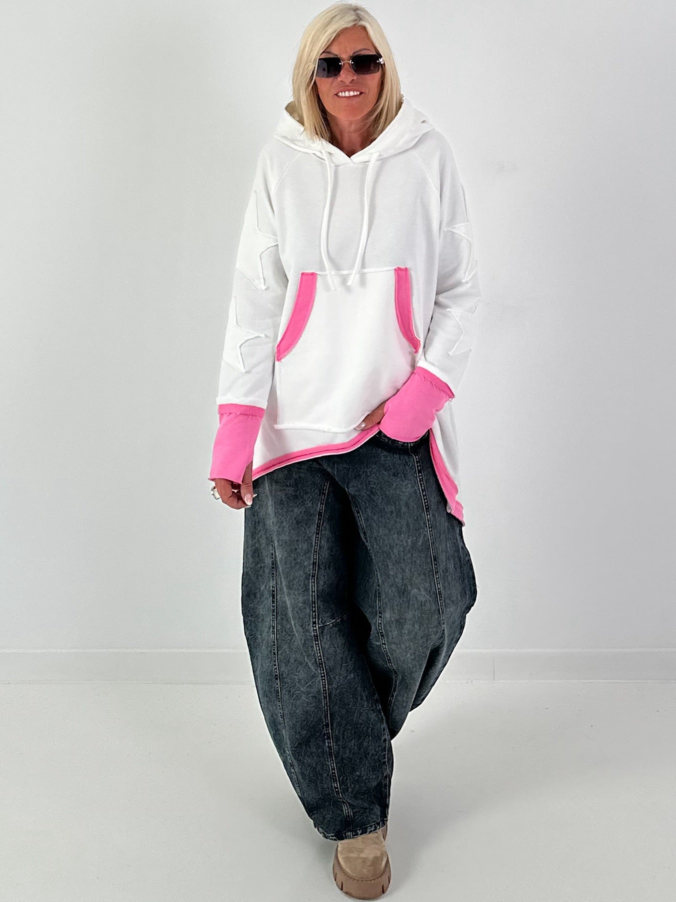Lässiger Long Hoodie mit Daumenloch und trendigen Sternenelementen - weiss