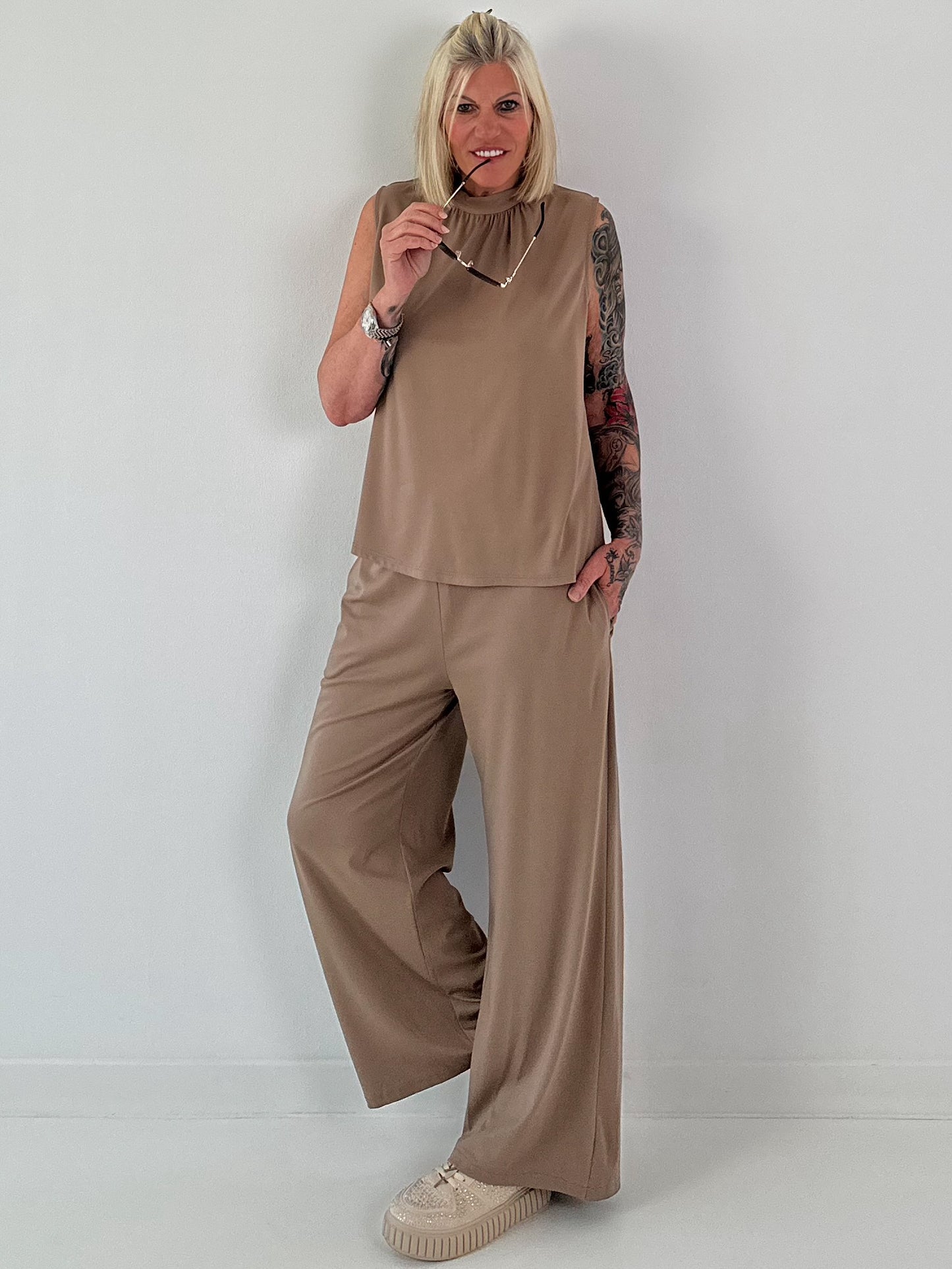 Two-piece set with bow detail - taupe