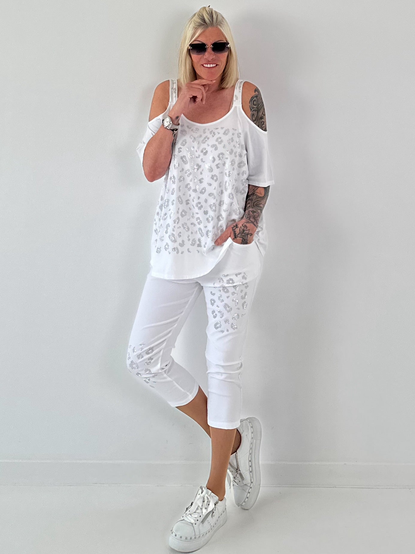 Shirt mit Cold Shoulder und Leo Strass - weiss