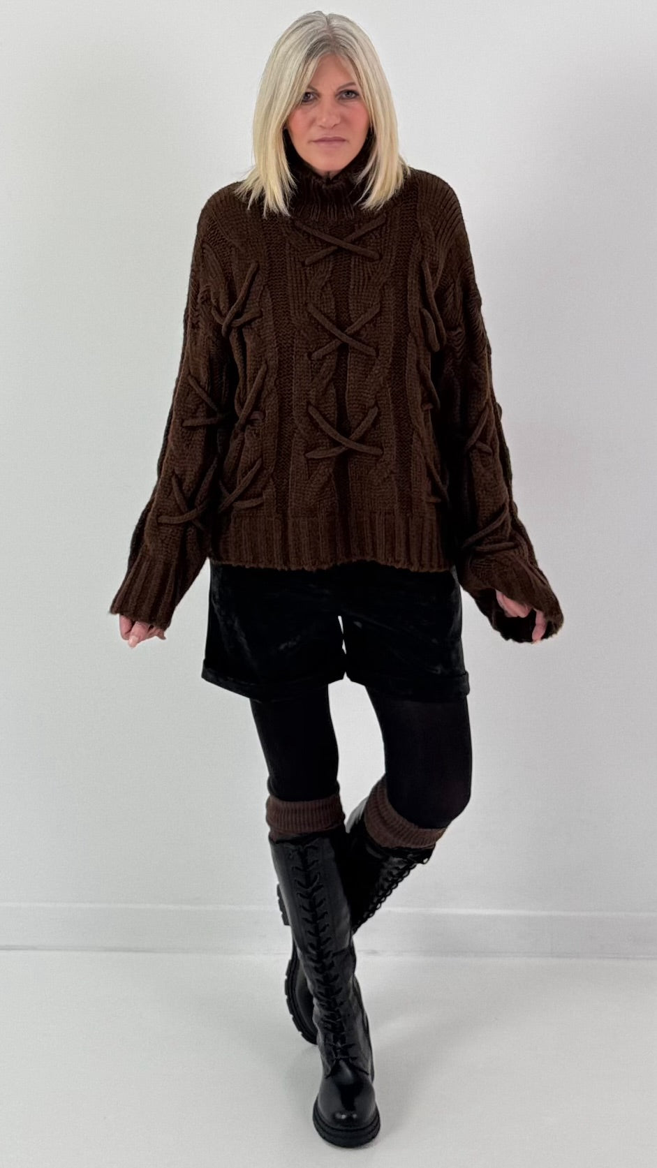 Trui model "Cozy Lace-Up" - koffie