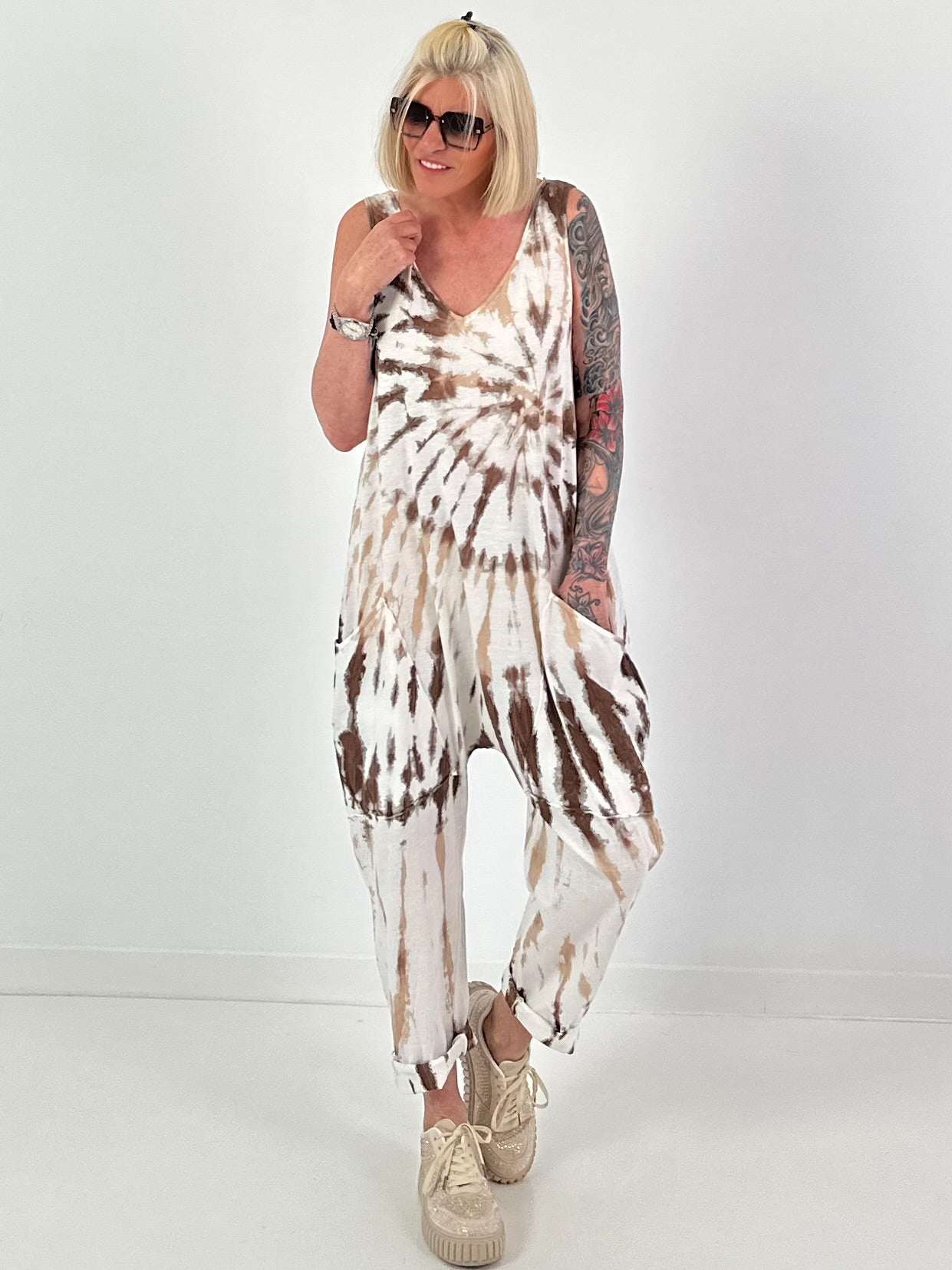 Jumpsuit mit Batikmuster - weiss-beige-dunkelbraun
