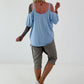 Shirt mit Cold Shoulder und Leo Strass - hellblau