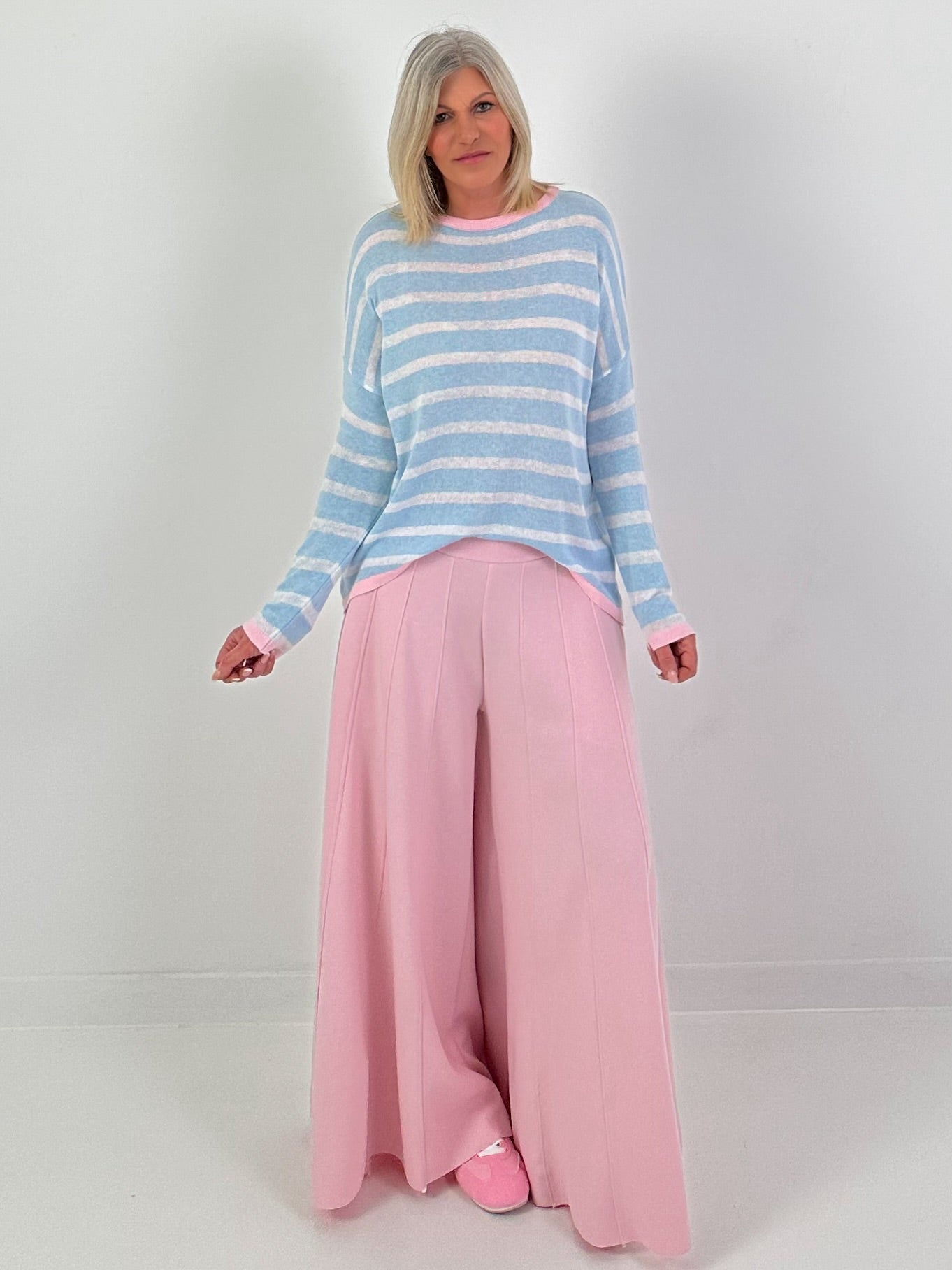 Leichter Pullover mit Streifen - hellblau-weiss