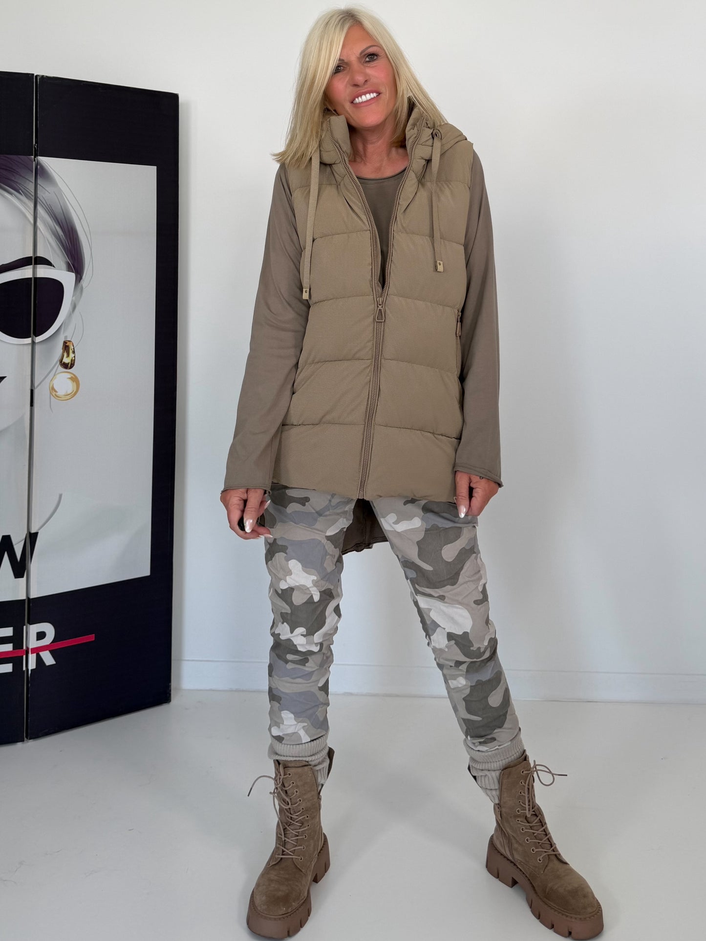 Weste mit schimmerndem Finish und Kapuze - taupe