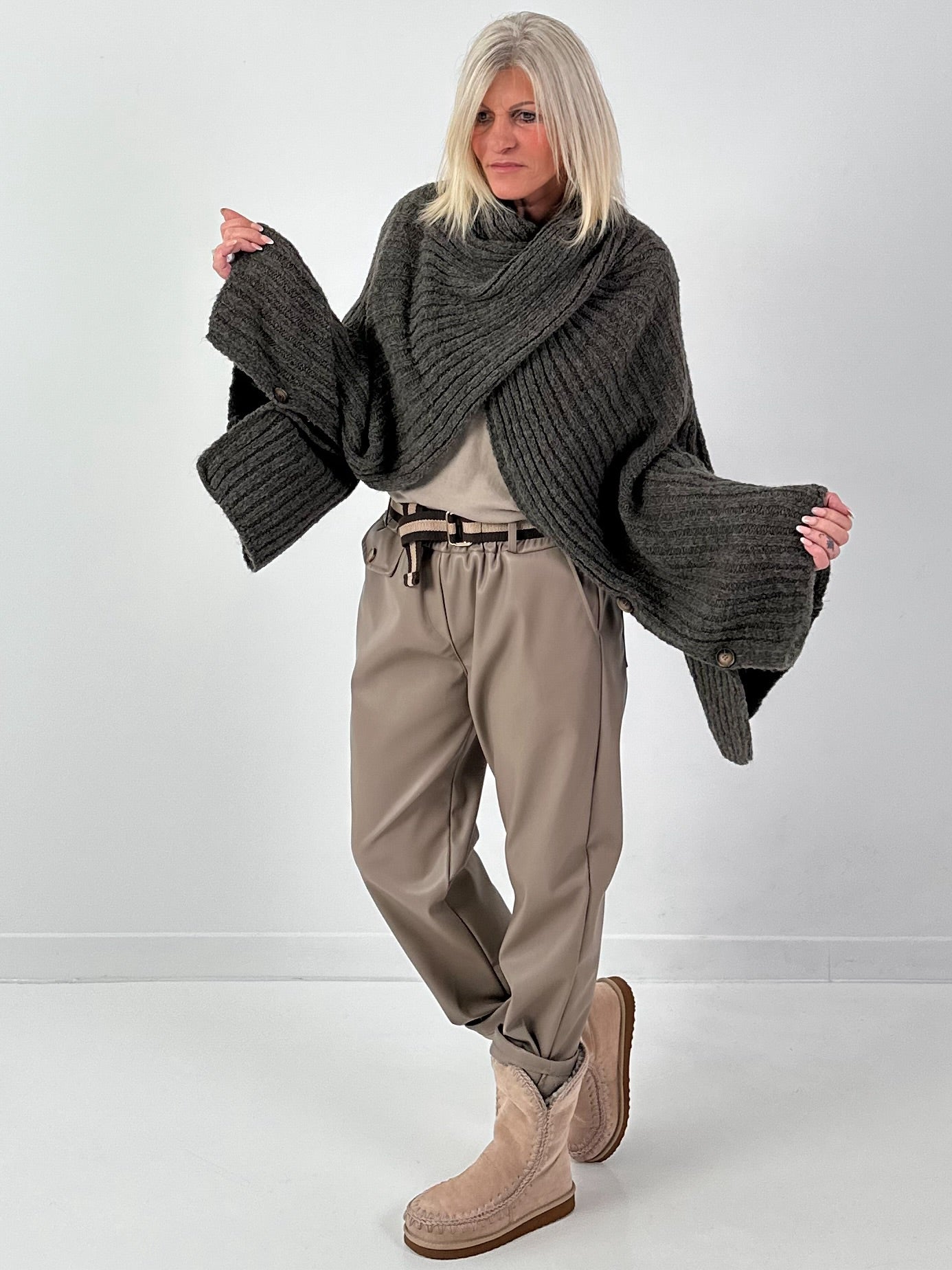 Poncho Pullover Model "Soul Warmer" - taupe