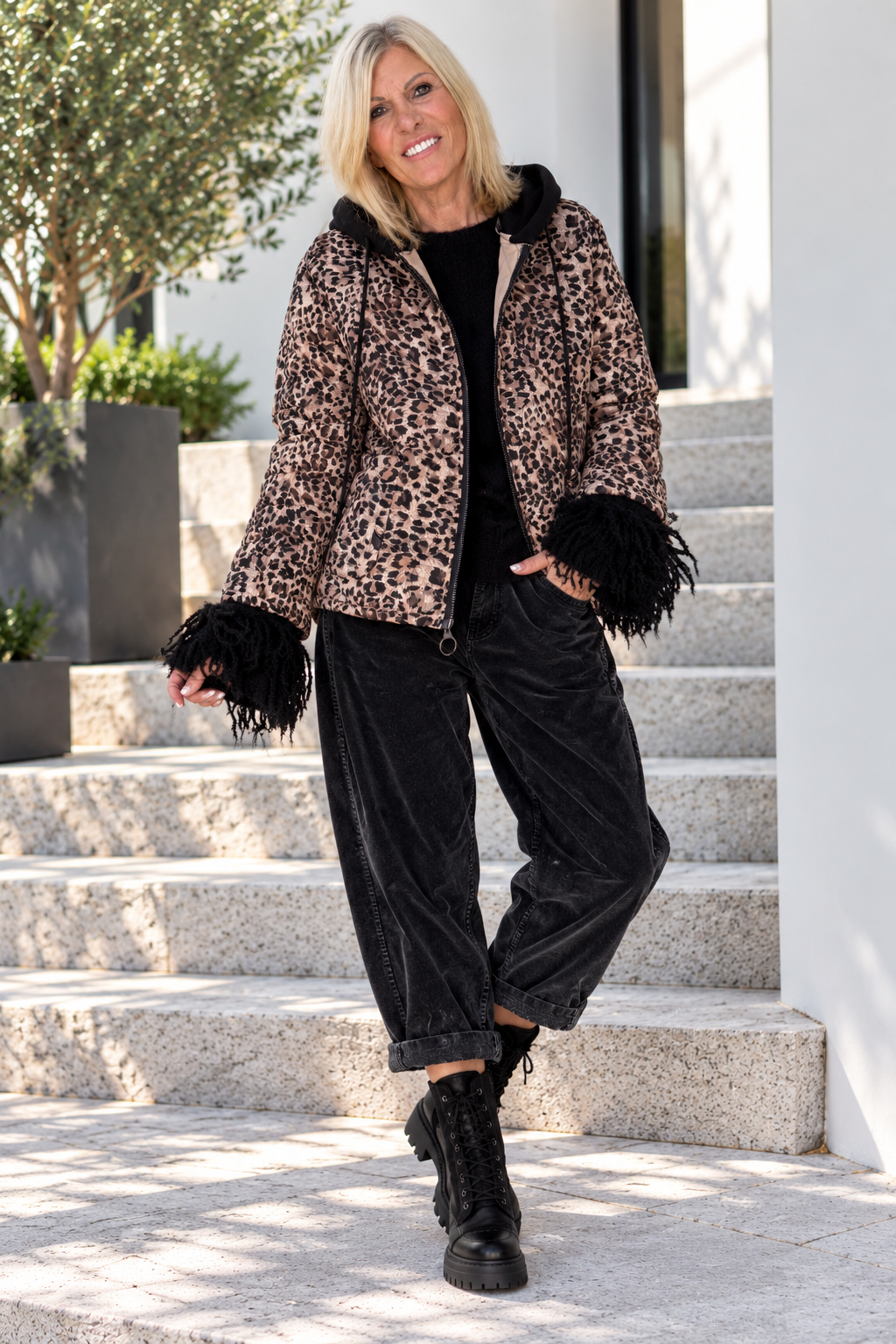 Jacke mit Kapuze im Leo-Look - leo-mehrfarbig