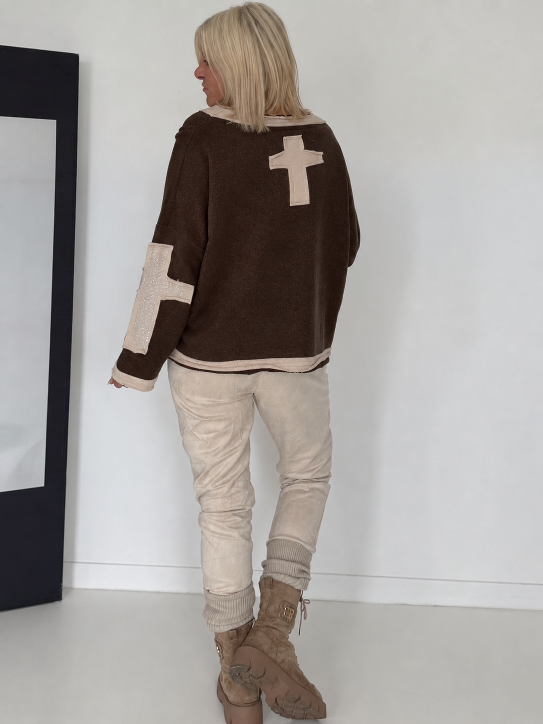 Oversized Sweater mit Strasskreuz - mokka-beige
