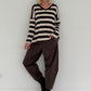 Gestreifter Strickpullover mit V-Ausschnitt - mokka-beige