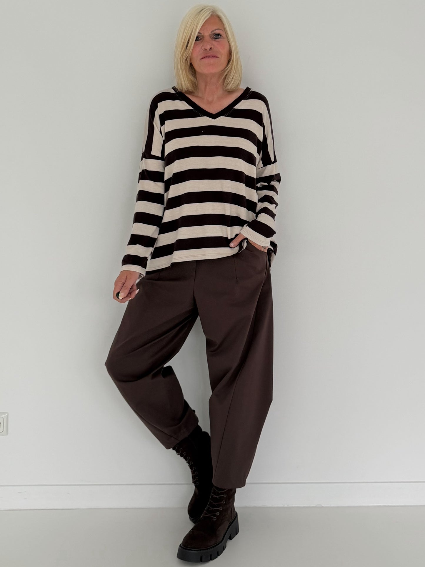 Gestreifter Strickpullover mit V-Ausschnitt - mokka-beige