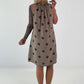 Tupfen Kleid mit Rüschenkragen - taupe