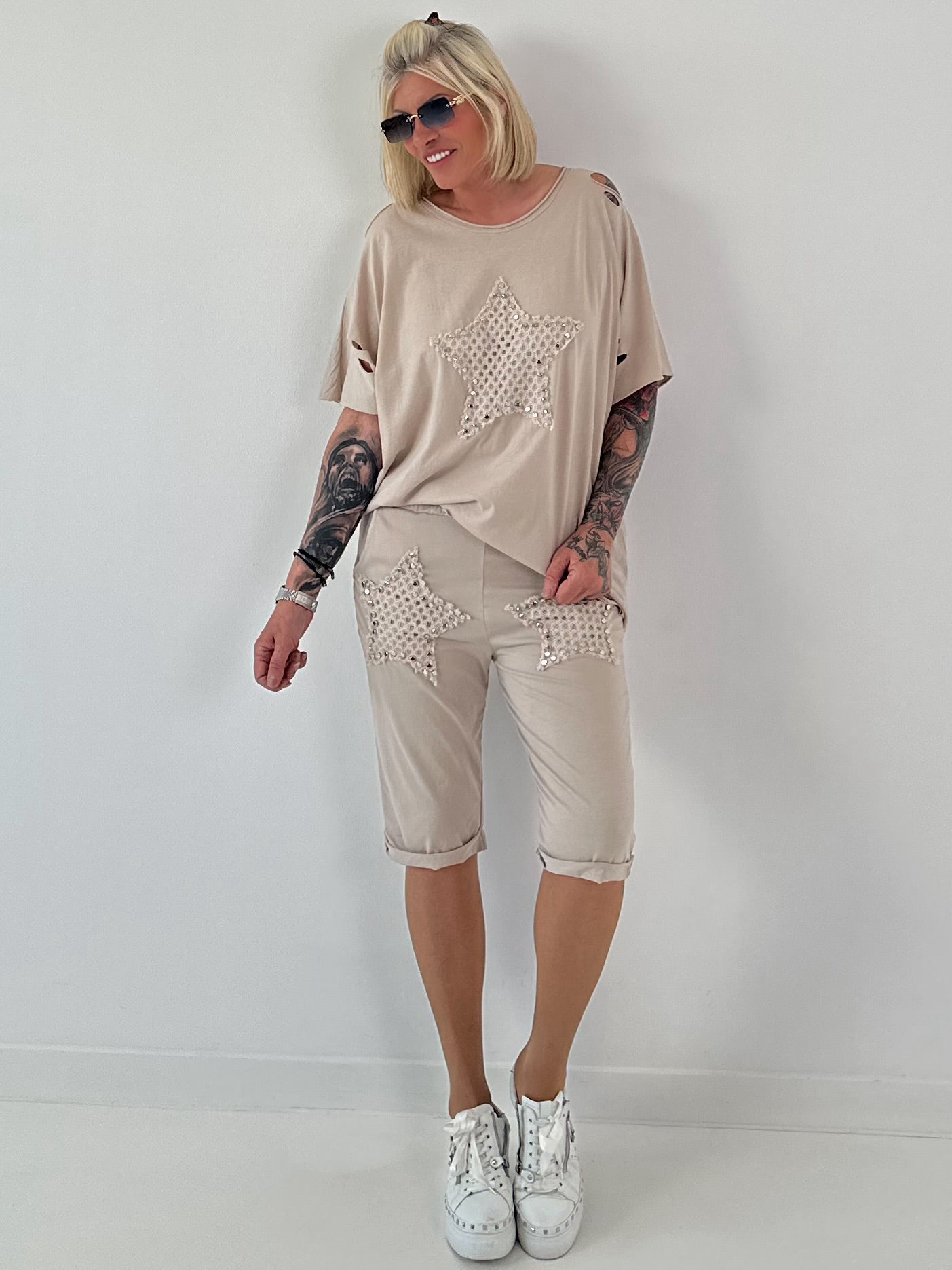 Sweat Short mit Häkelstern und  Nieten - beige