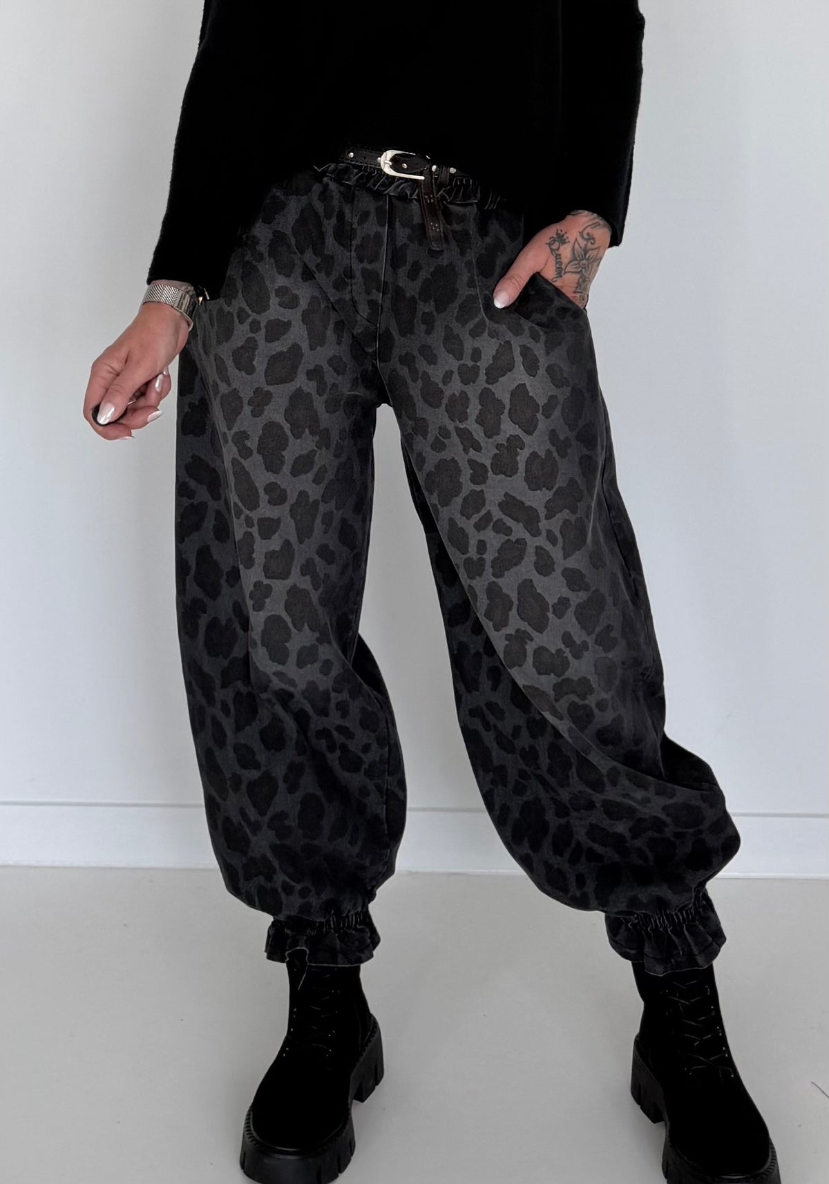 Jeans-Pumphose im Allover-Leoprint mit Gürtel - used-black ( lieferbar ab ca.09.10.26)