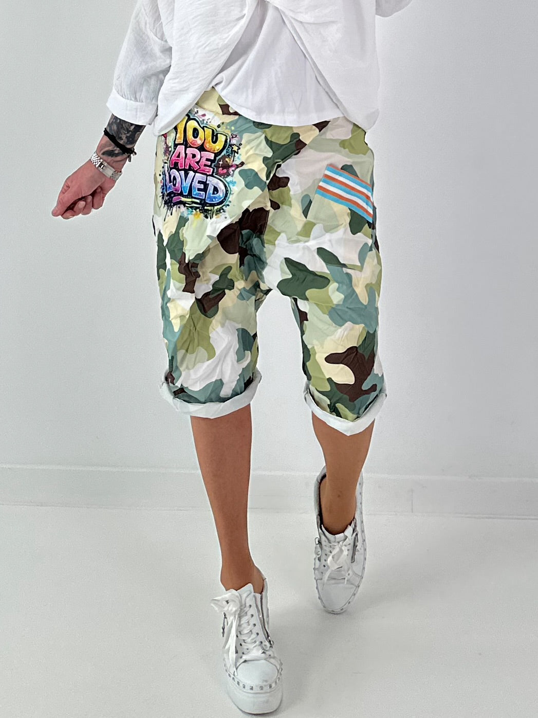 Short baggy shorts with overlap - beige