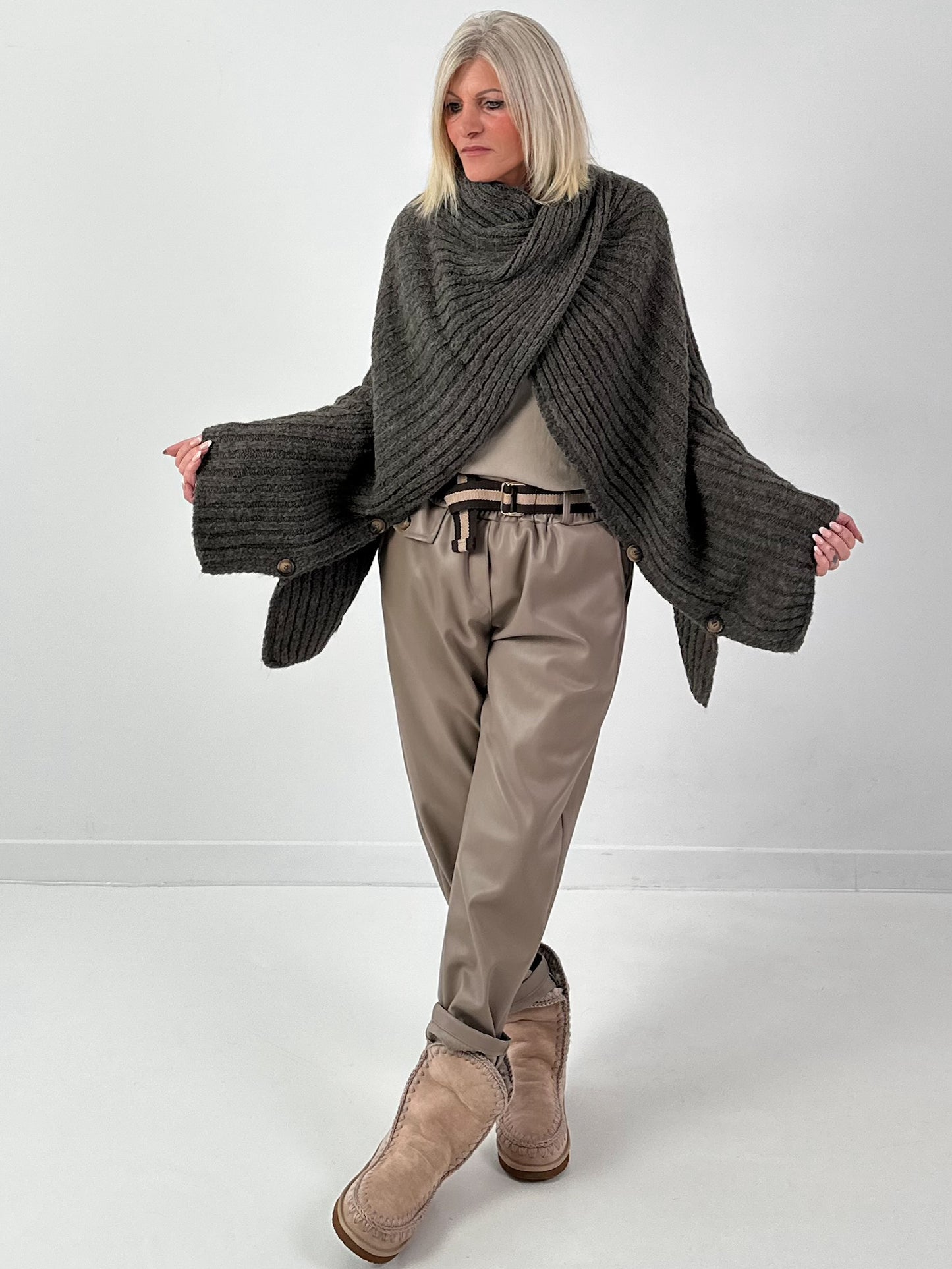 Poncho Pullover Model "Soul Warmer" - taupe