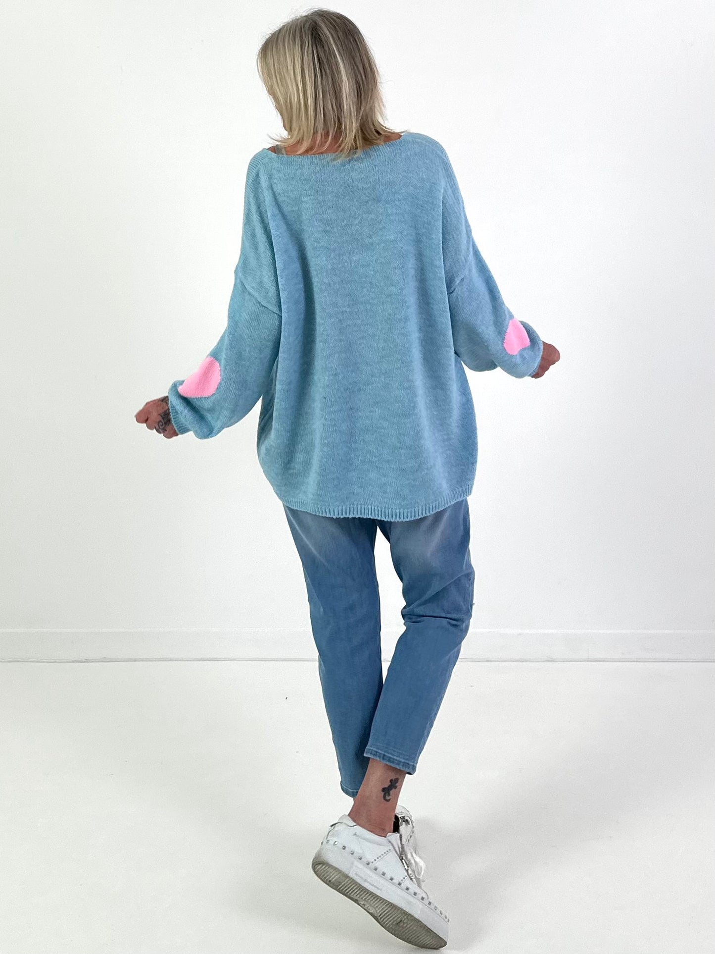 Oversized Pullover Modell "Heart Flair" - hellblau