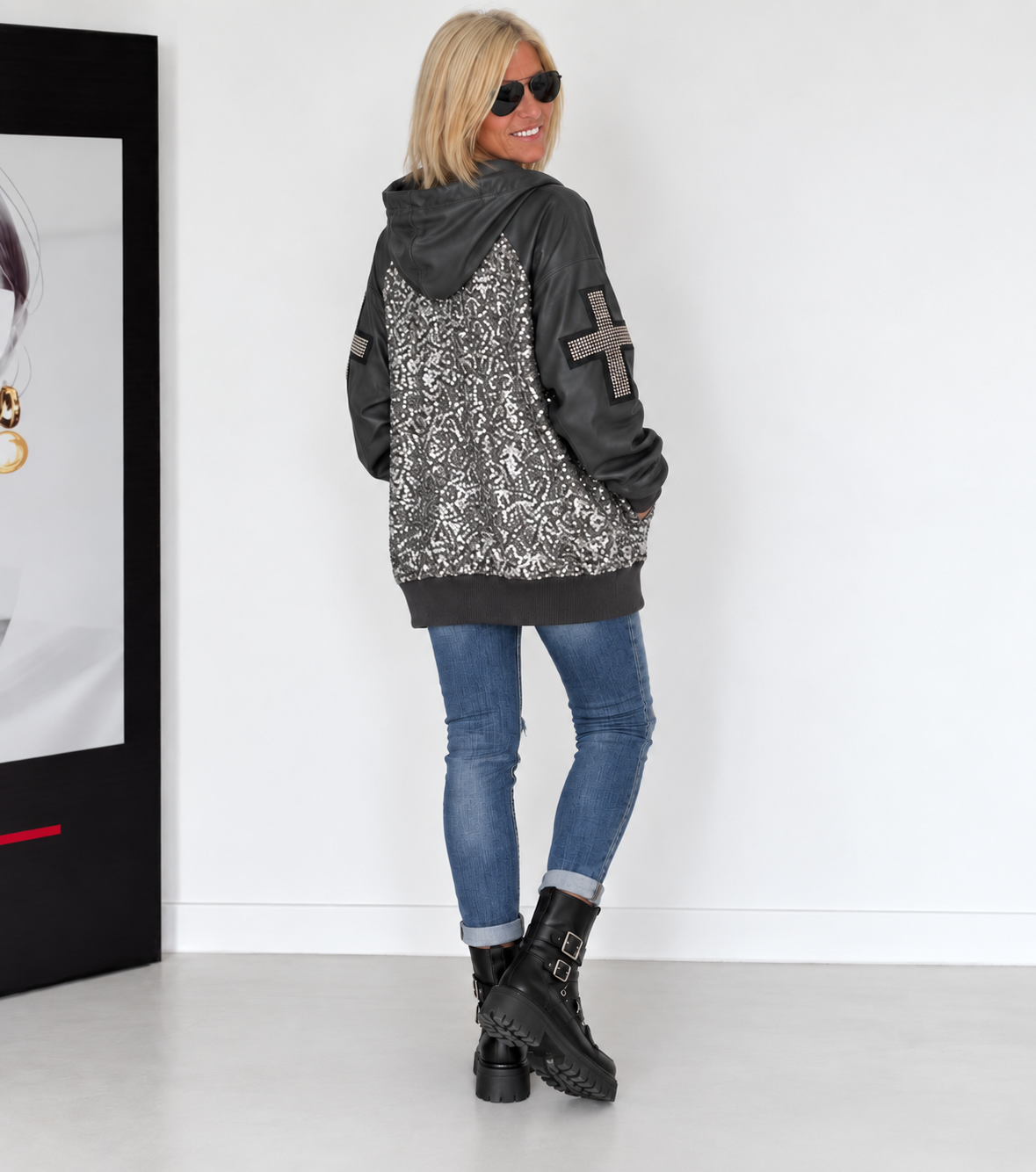 Jacke im Materialmix mit Pailletten und Strasskreuz - anthrazit