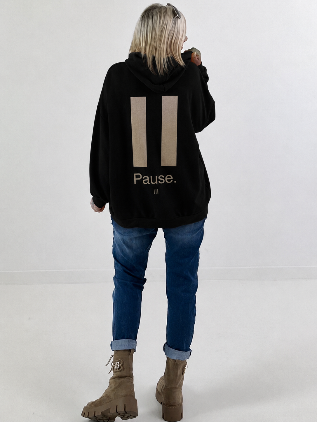 Lässiger Hoodie mit Statement Rückenprint "Pause" - schwarz