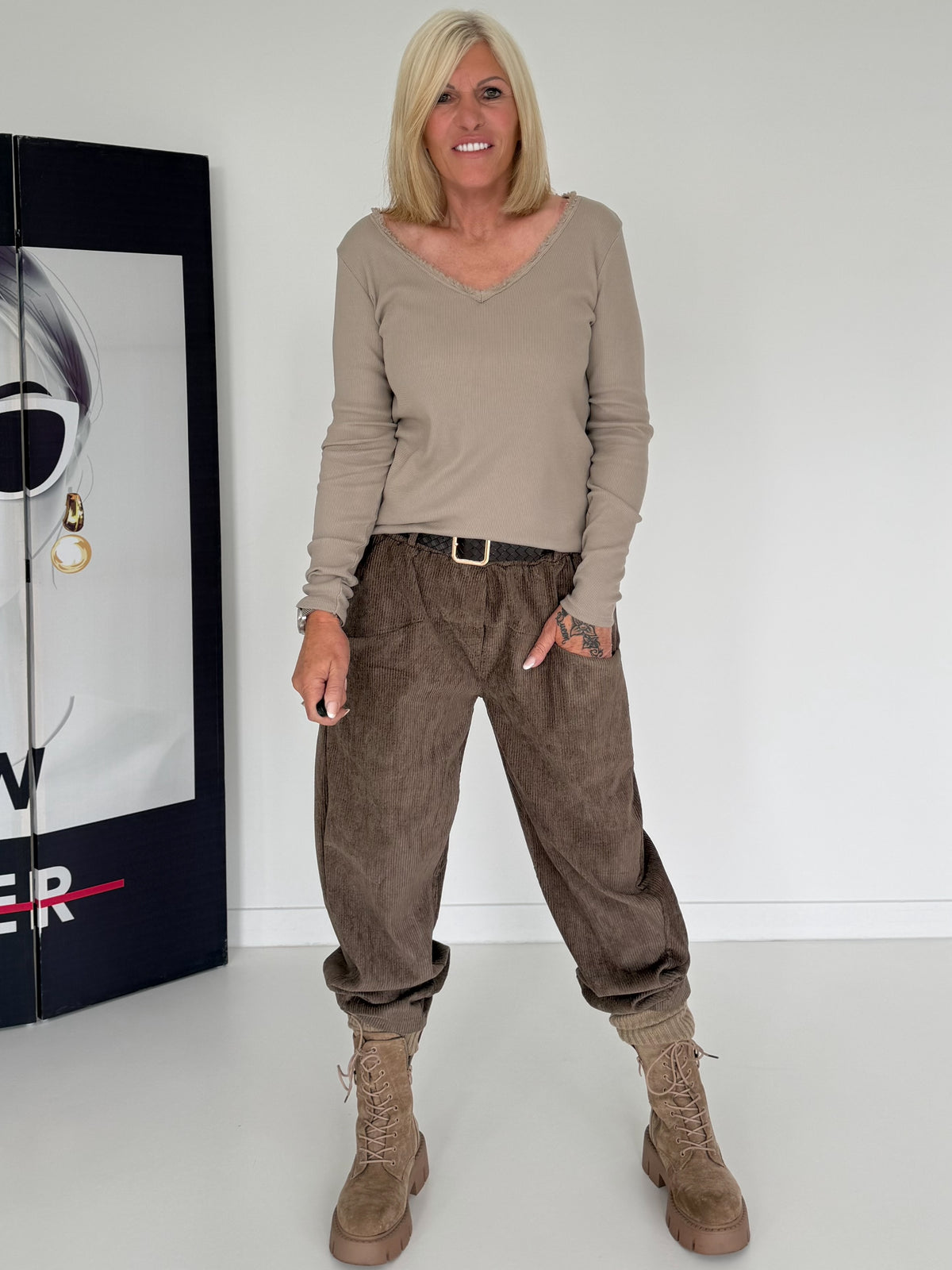 Geribd T-shirt met gerafelde V-hals - beige