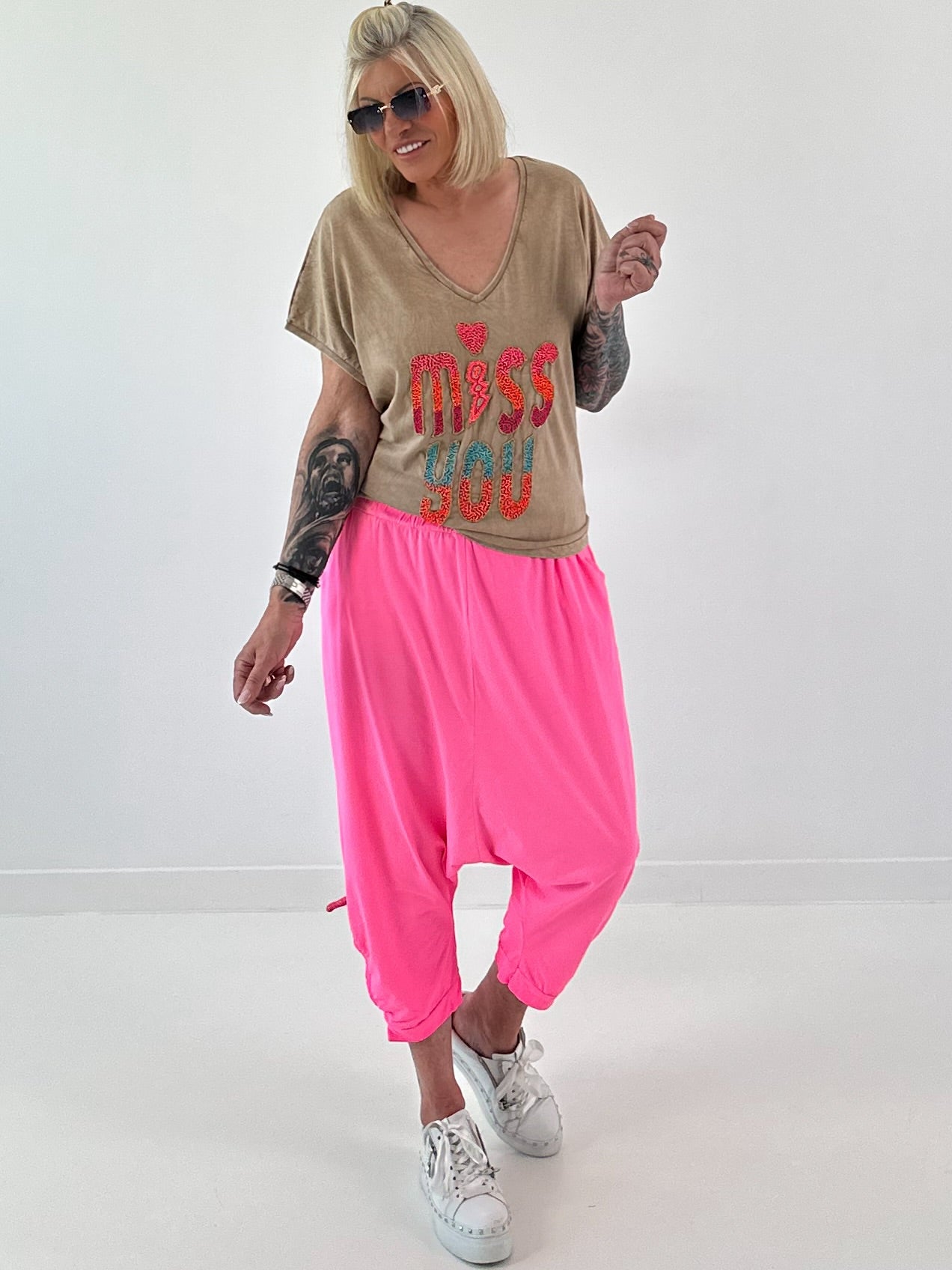 T-shirt met geborduurde pareltekst - camel