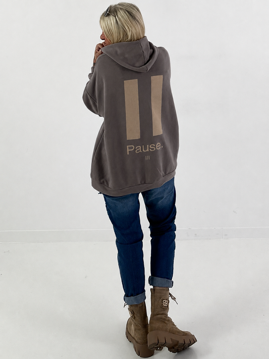 Lässiger Hoodie mit Statement Rückenprint "Pause" - taupe