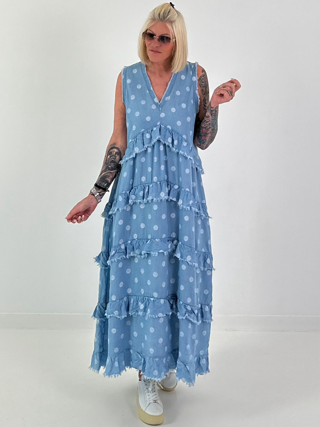 Jeanskleid Ärmellos mit Volant und Allover Punkten - hellblau