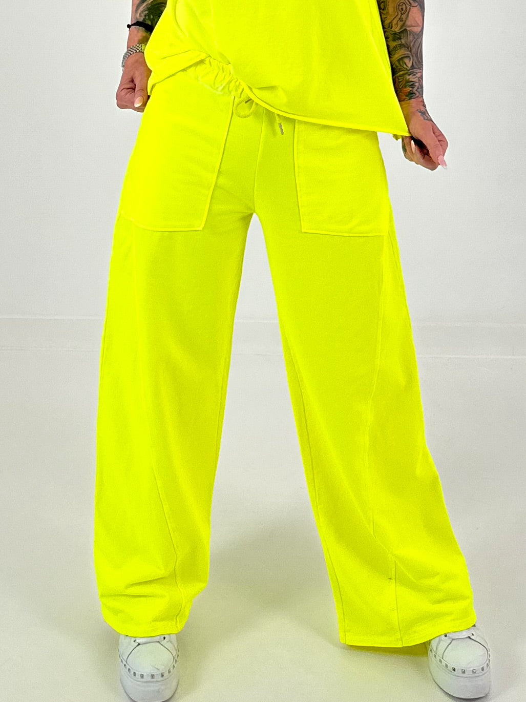 Sweatpants with large side pockets - neon yellow