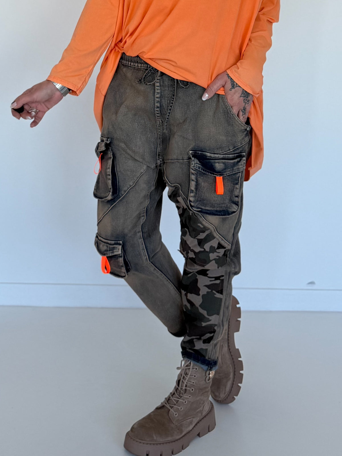 Baggy-Jeans in Used-Optik mit Camouflage-Applikationen - used-denim
