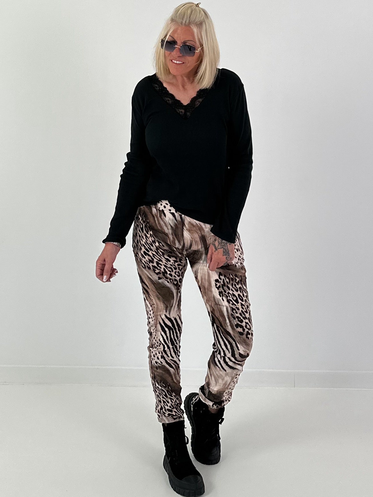 Hose in Wildleder-Optik mit Animal Print - mehrfarbig