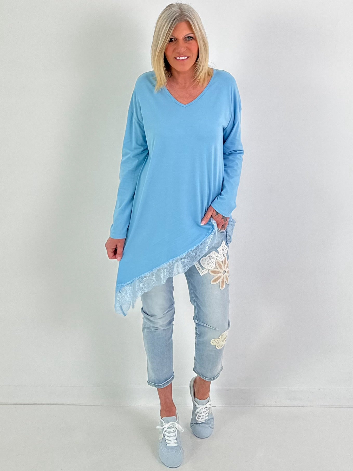 Shirt mit Spitzenabschluss - hellblau