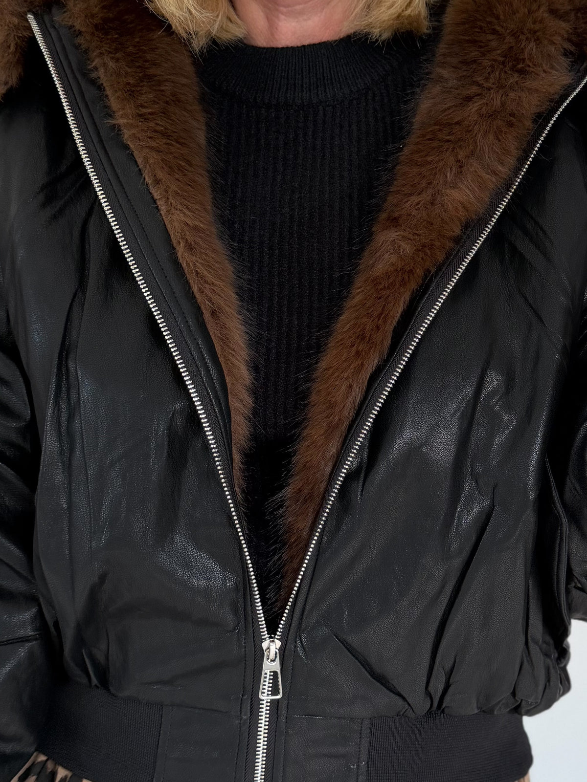 Bomberjacke in Lederoptik mit Fake Fur Einsatz - schwarz