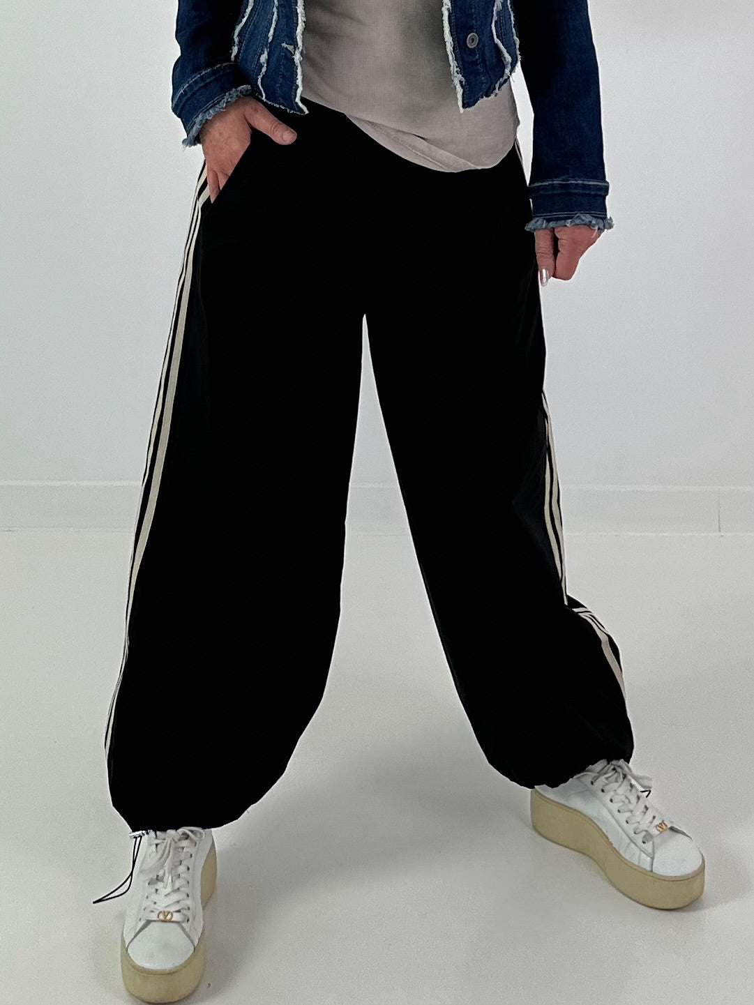 Pants with elastic waist - black