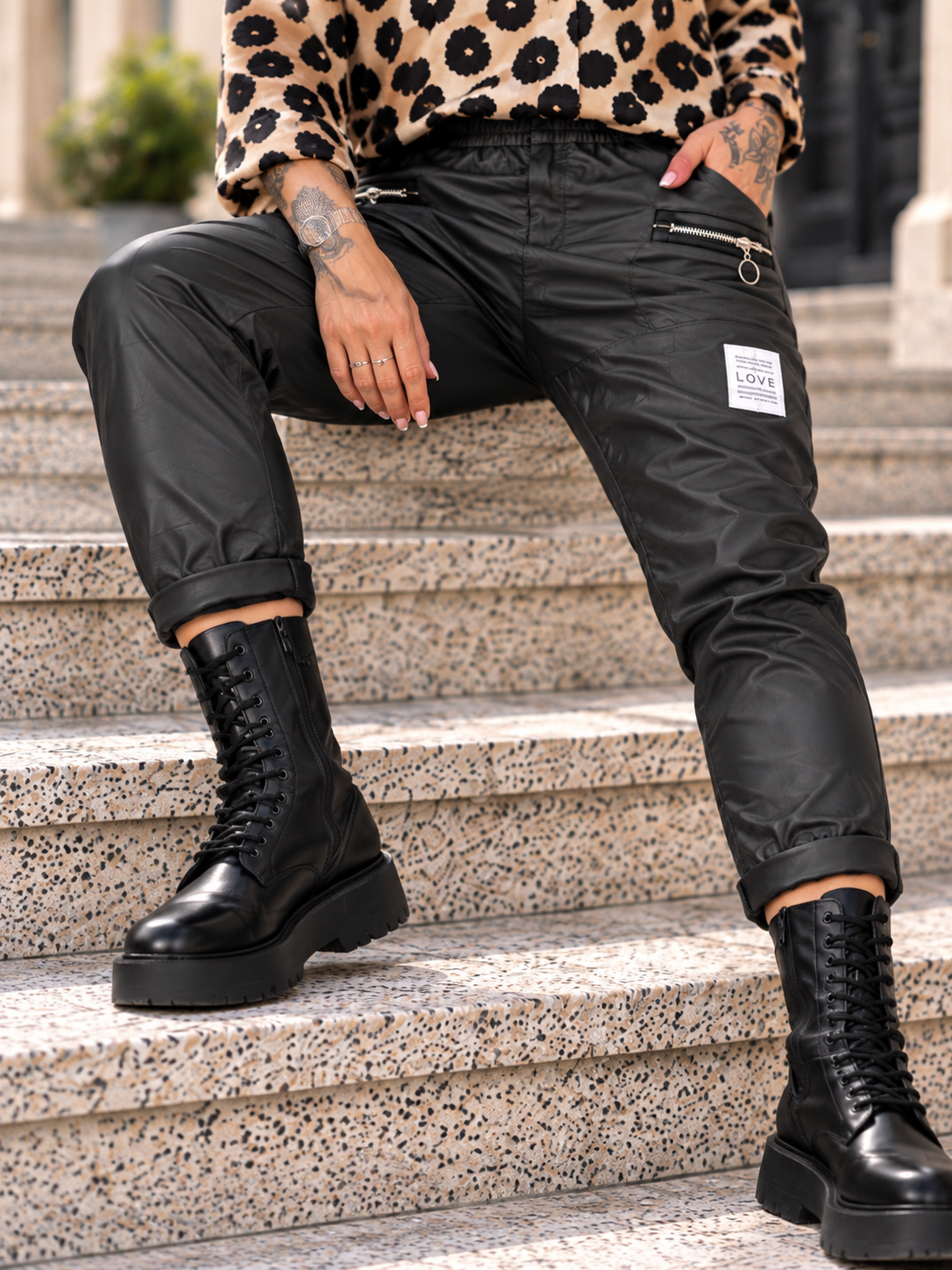 Vegane Leder-Baggy mit Patch - schwarz